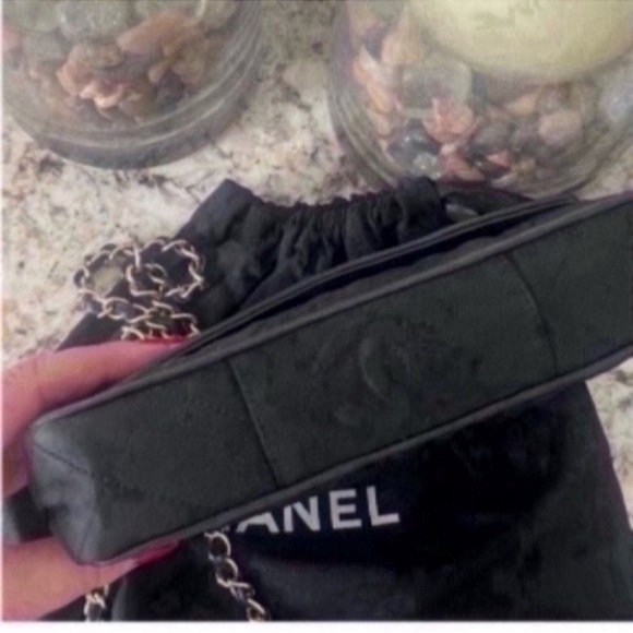 VINTAGE CHANEL Black Quilted Crossbody Bag with Chain - Picture 7 of 8